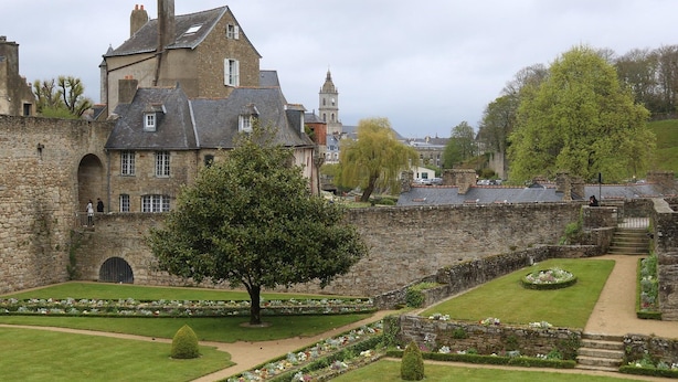 A historic stone building with a large tree in the courtyard. - Villa (Malansac)