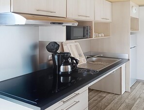 Private kitchen - Lake View Cottage With Terrace for 6 (Malansac)