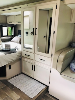 Internet, bed sheets - Marvelous 3-bedroom Recreation Vehicle in Myakka City-Delivery Available (Myakka City)