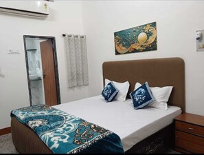 Deluxe Room | Rollaway beds, free WiFi, bed sheets - Shri Jee Kunj Homestay (Varanasi)