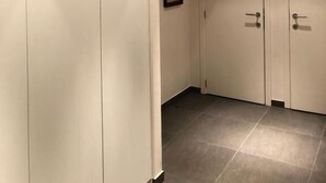 A hallway with a wardrobe, a door, and a framed picture on the wall. - Zeebrugge Sea View Family-friendly the Beach (Bruges)