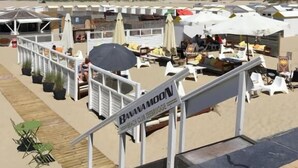 A beachside resort with outdoor seating, umbrellas, and a sign for 'Beach Club Teebrugge.' - Zeebrugge Sea View Family-friendly the Beach (Bruges)