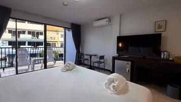 Presidentiële studio suite, uitzicht op zwembad | Luxe beddengoed, donzen dekbedden, bedden met traagschuimmatras
