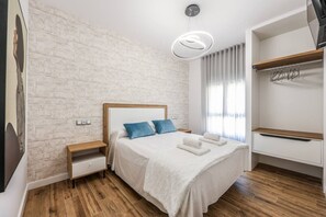 Escritorio, tabla de planchar con plancha, wifi y ropa de cama 