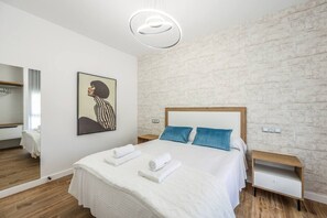 Escritorio, tabla de planchar con plancha, wifi y ropa de cama 