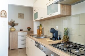 Fridge, oven, stovetop, dishwasher - Apartment August Medulin with Garden and Terrace (Medulin)