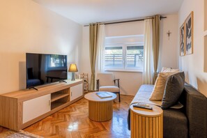 Smart TV - Apartment August Medulin with Garden and Terrace (Medulin)