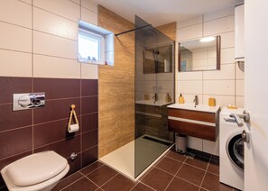 Shower, hair dryer, towels, soap - Apartment August Medulin with Garden and Terrace (Medulin)