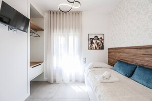Desk, iron/ironing board, WiFi, bed sheets