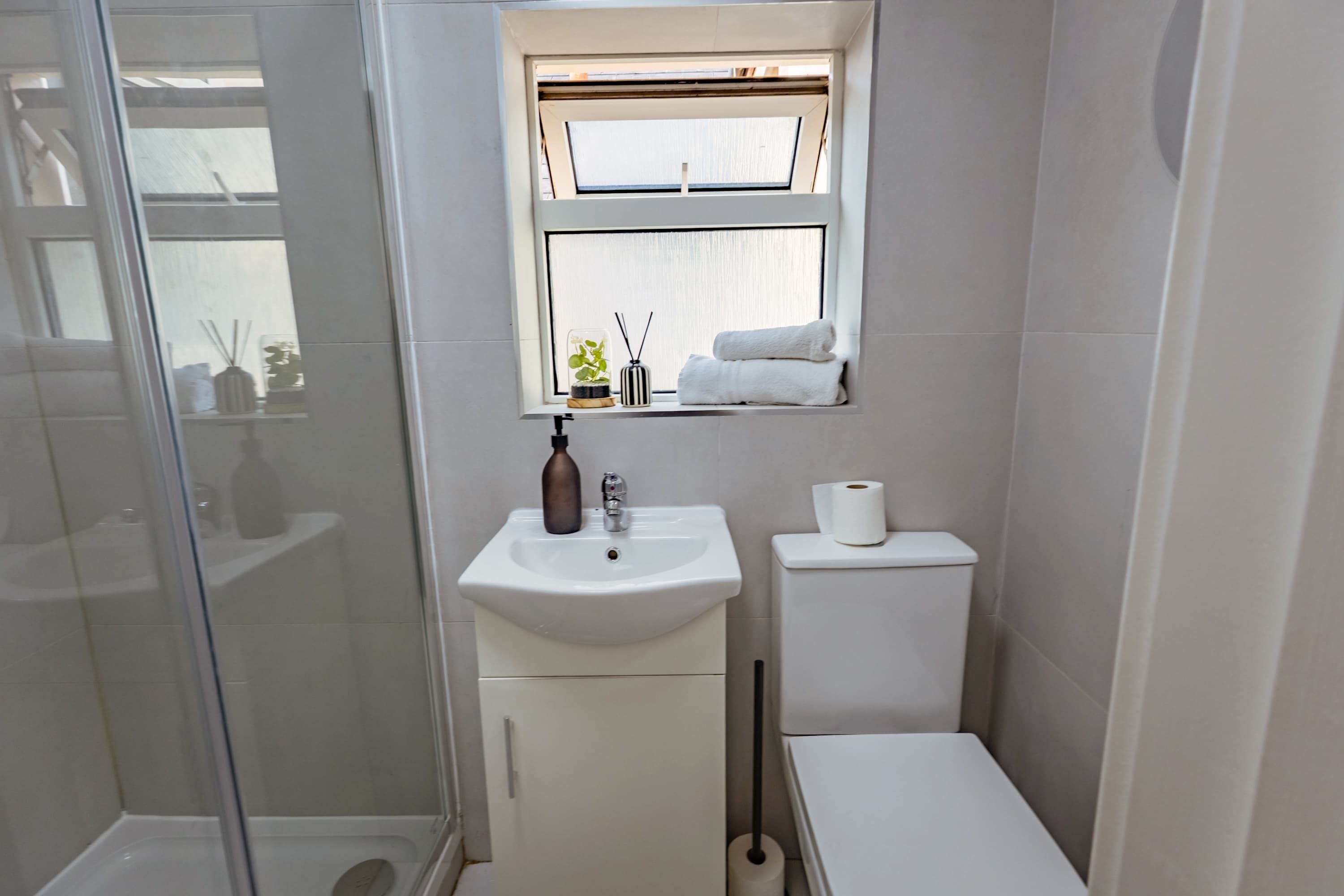 Shower, hair dryer, towels, shampoo