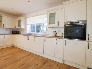 Dishwasher, cookware/dishes/utensils - Snowdrop Cottage (Maidstone)