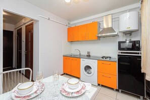 Departamento clásico, 1 cama Queen size y sofá cama, para no fumadores, balcón | Cocina privada