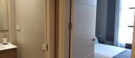 Tabla de planchar con plancha, wifi y ropa de cama