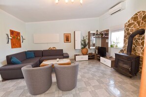Classic Apartment, Sea View | Living area - Apartments Karacic (Vir)