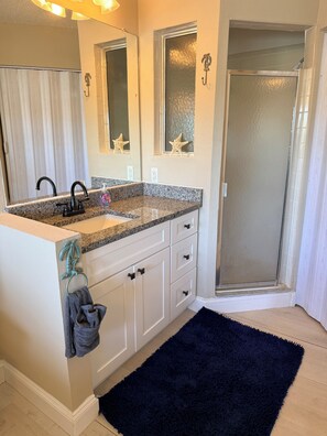 Shower, hair dryer, towels, soap - Cozy 2-bedroom/2 bath Condo in beautiful Ft Myers Florida. Many amenities! (Fort Myers)