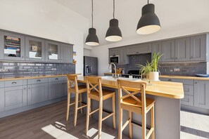 Private kitchen - Newly renovated cottage short drive to Loch Lomond, easy walk to Drymen village. (Glasgow)