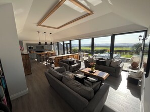 Smart TV - Newly renovated cottage short drive to Loch Lomond, easy walk to Drymen village. (Glasgow)