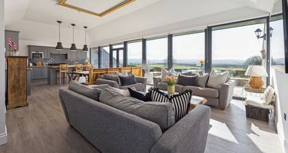 Newly renovated cottage short drive to Loch Lomond, easy walk to Drymen village.