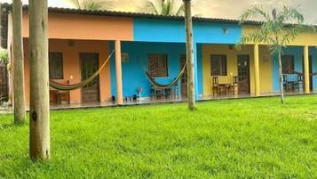 Suíte família, vista para o jardim | Fachada