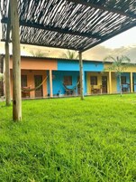 Quarto triplo família, vista para o jardim | Fachada