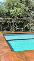Piscina interna, espreguiçadeiras