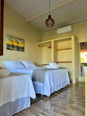 Desk, laptop workspace, blackout curtains, iron/ironing board - The Jungle Guriú (Camocim)