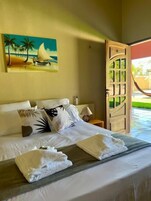 Quarto casal conforto, vista para o jardim | Escrivaninha, espaço de trabalho para notebook, cortinas blackout
