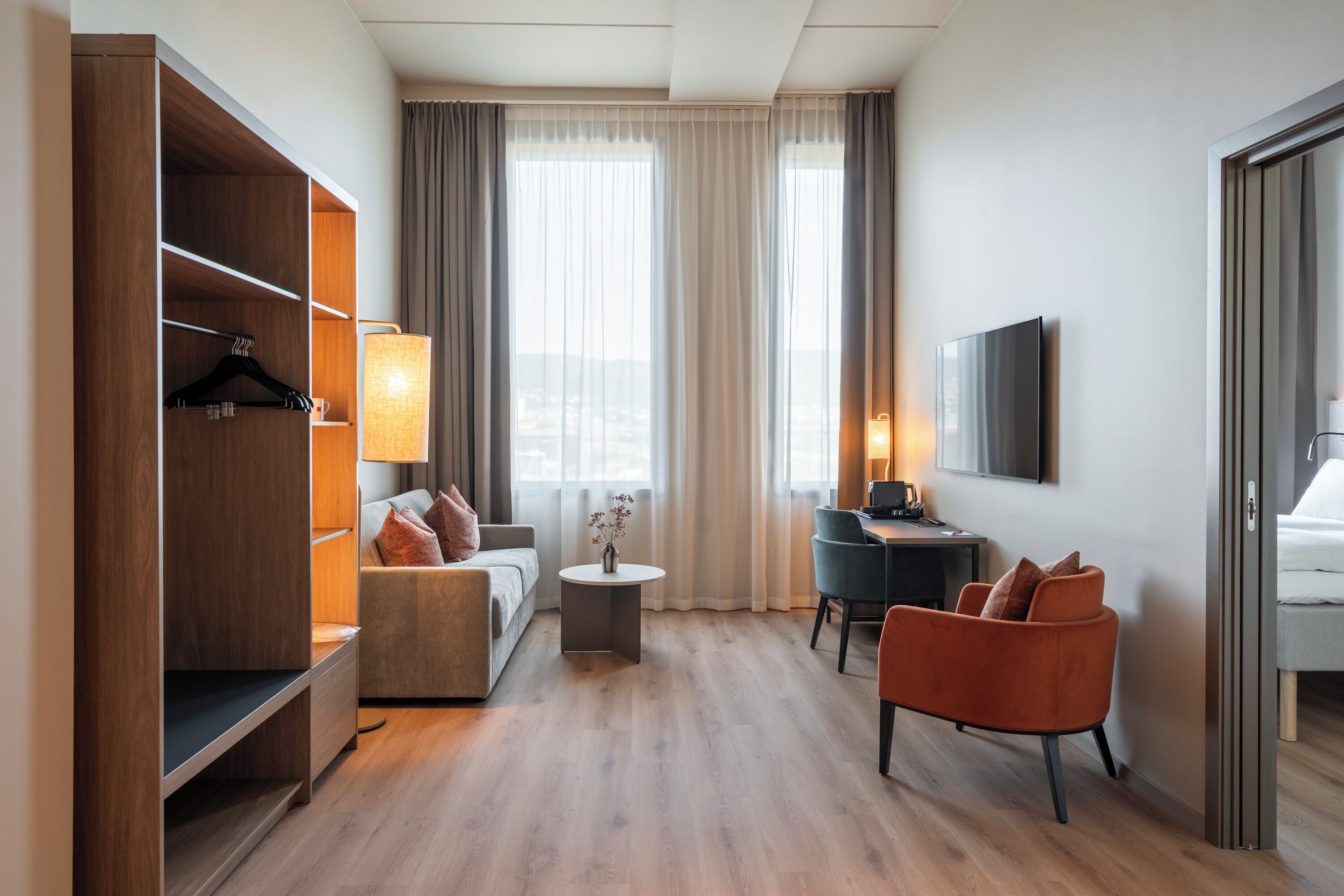 Suite, ikke-røyk | Oppholdsområde | En 42-tommers smart-TV med digitale kanaler