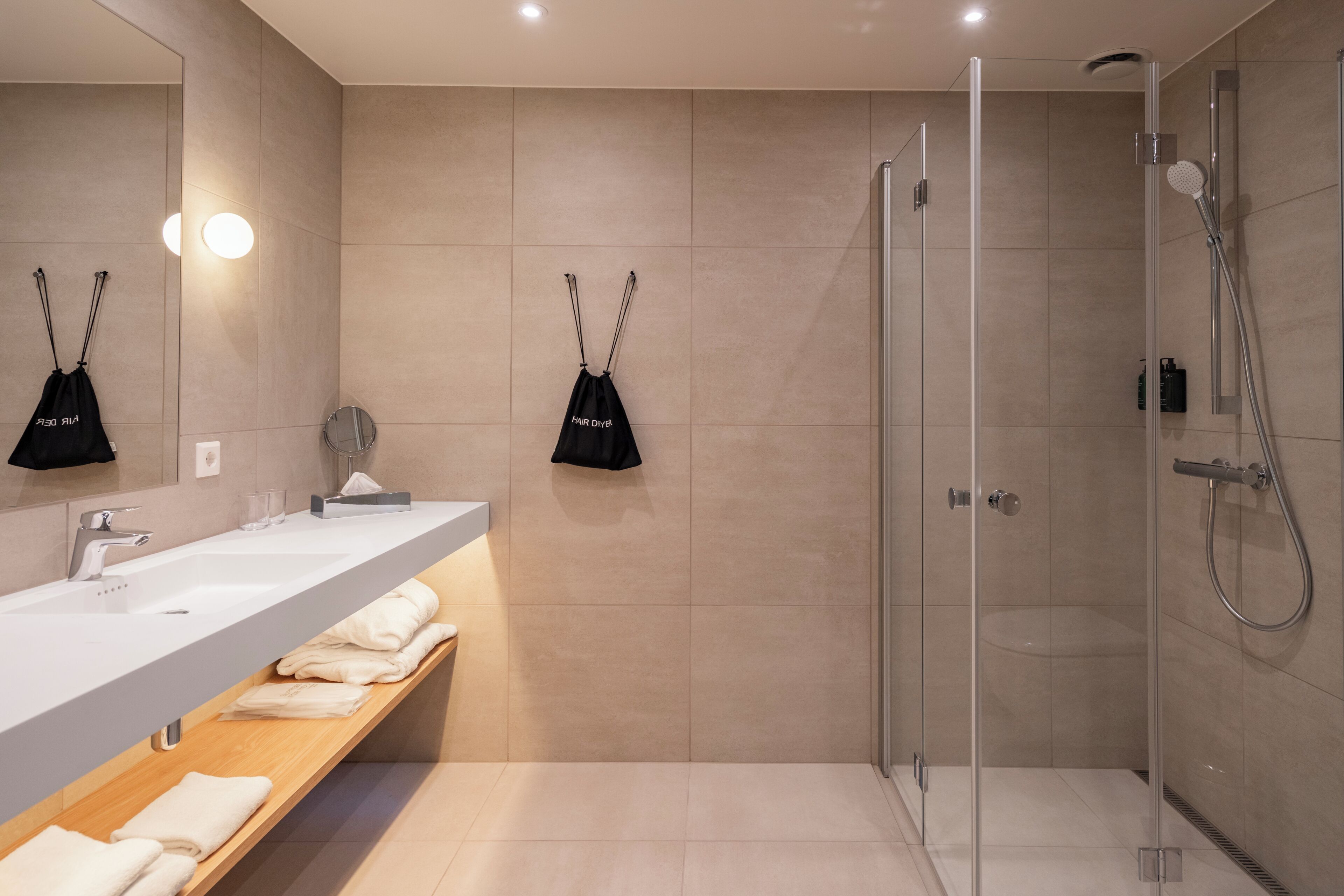 Suite, para no fumadores | Baño | Regadera, amenidades de baño gratuitas, secadora de cabello, toallas 