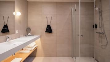 Suite, para no fumadores | Baño | Regadera, amenidades de baño gratuitas, secadora de cabello, toallas