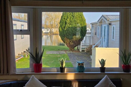 Chalet Sleeps 6 With Lake Views Parking