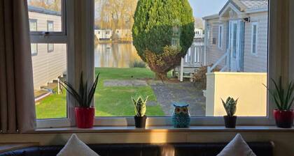 Chalet Sleeps 6 With Lake Views Parking