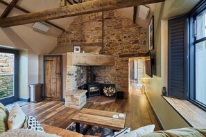 TV, fireplace, offices - Host & Stay | Kingbridge Forge (Cumbria)