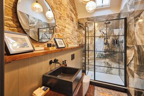 Shower, hair dryer, towels, shampoo - Host & Stay | Kingbridge Forge (Cumbria)