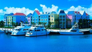 Un puerto deportivo con edificios de colores y yates amarrados.