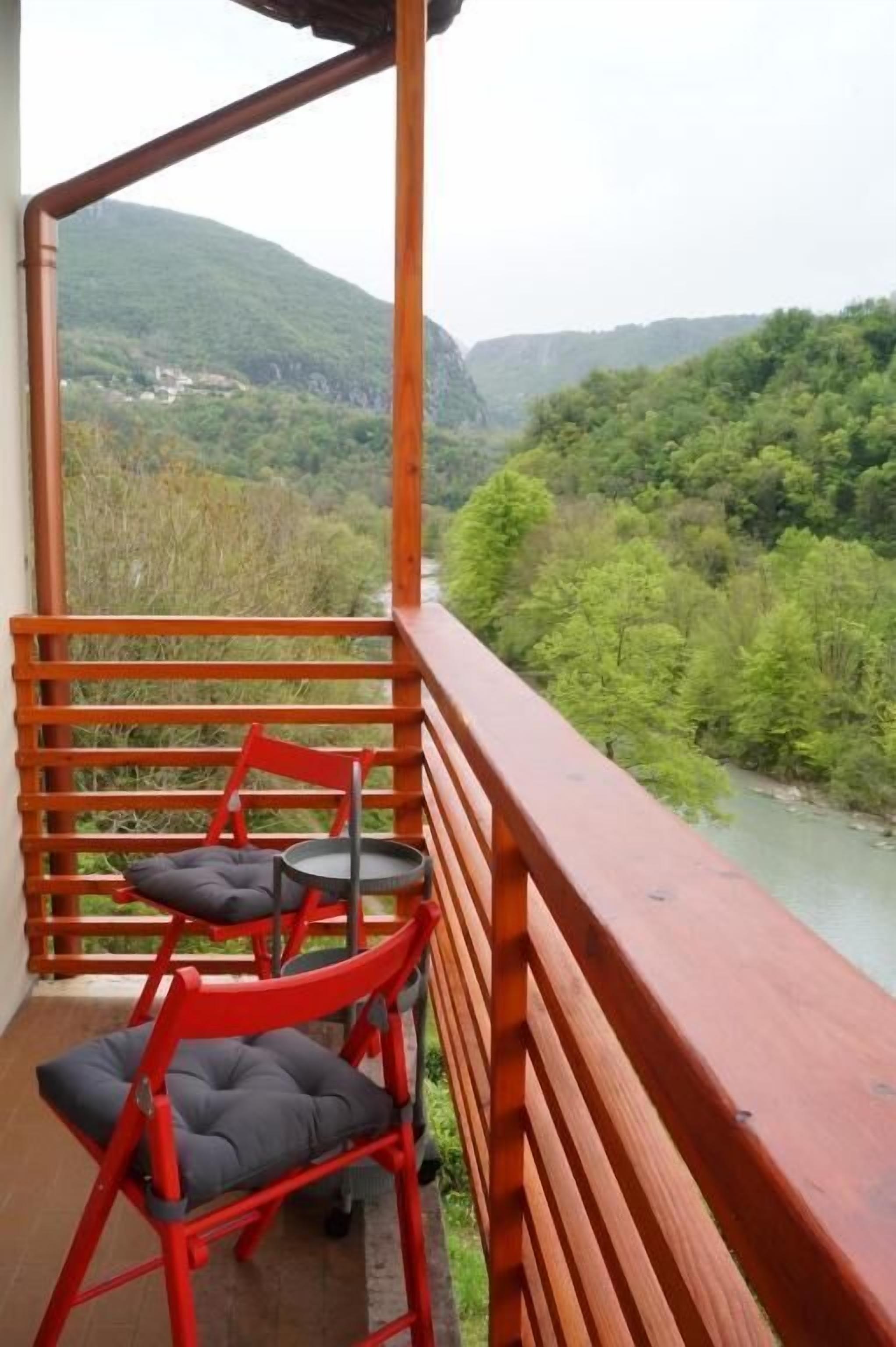 Maison, vue fleuve | Enceinte de l’hébergement