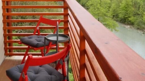 A balcony with a view of a river and hills. - Casa Florian (Vito d'Asio)
