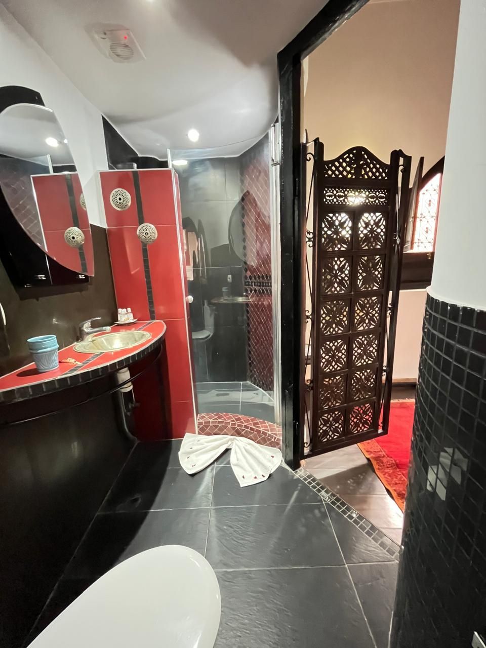 Un baño con inodoro, lavamanos y zona de ducha.