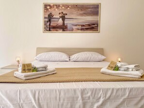 1 bedroom, desk, iron/ironing board, travel cot - [5 min Duomo] Quiet & Central Apartment • Catania Historic Center (Catania)