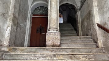 Interni