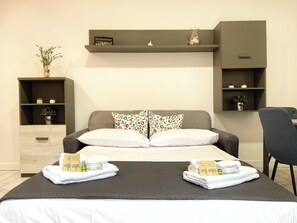 1 bedroom, desk, iron/ironing board, travel cot - [5 min Duomo] Quiet & Central Apartment • Catania Historic Center (Catania)