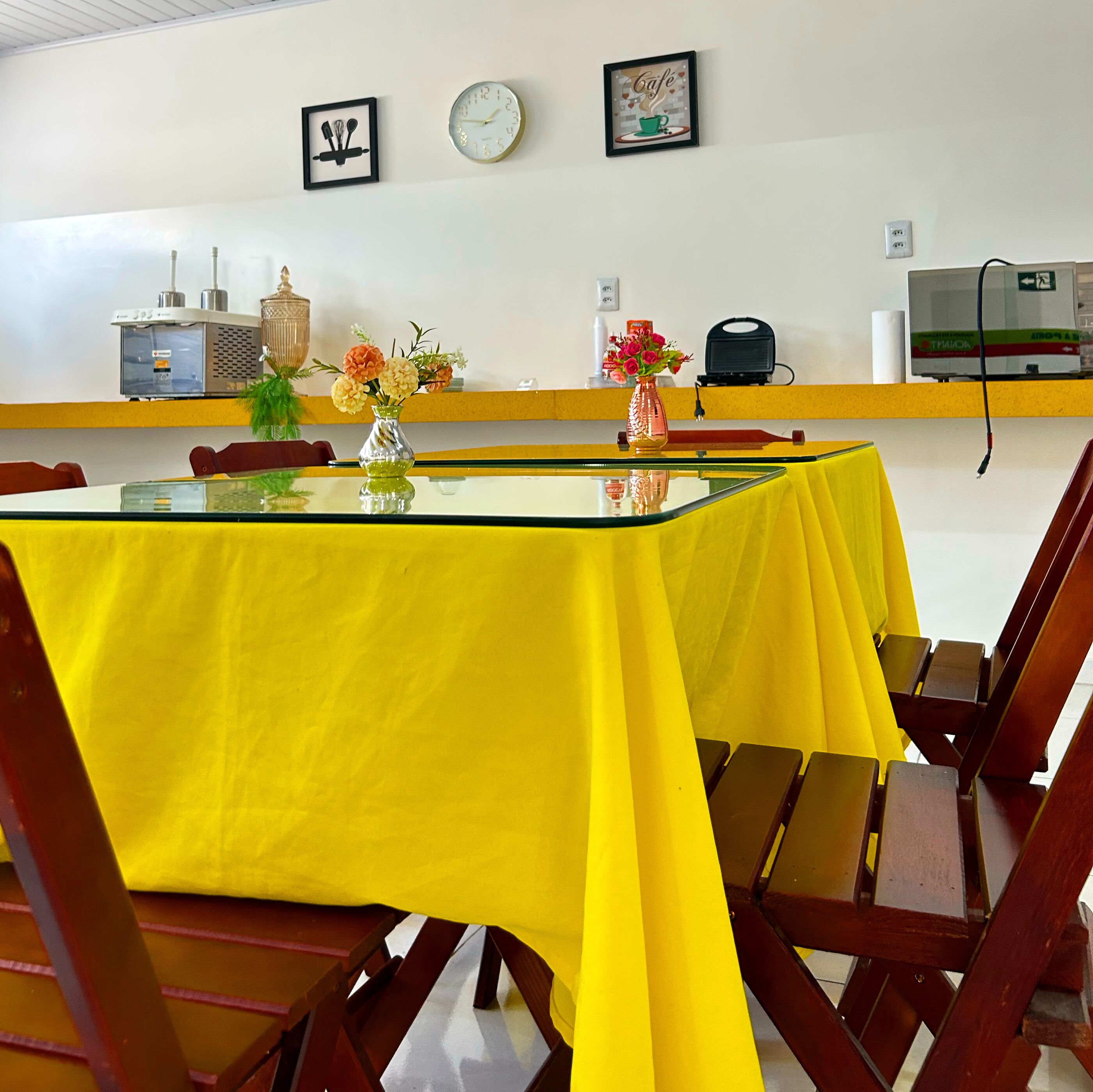 Phòng Suite tiện nghi đơn giản, máy điều hòa | Khu ăn uống