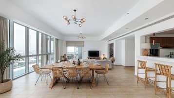 Apartamento de lujo, 3 habitaciones, balcón, vistas parciales al mar | Servicio de comidas en la habitación