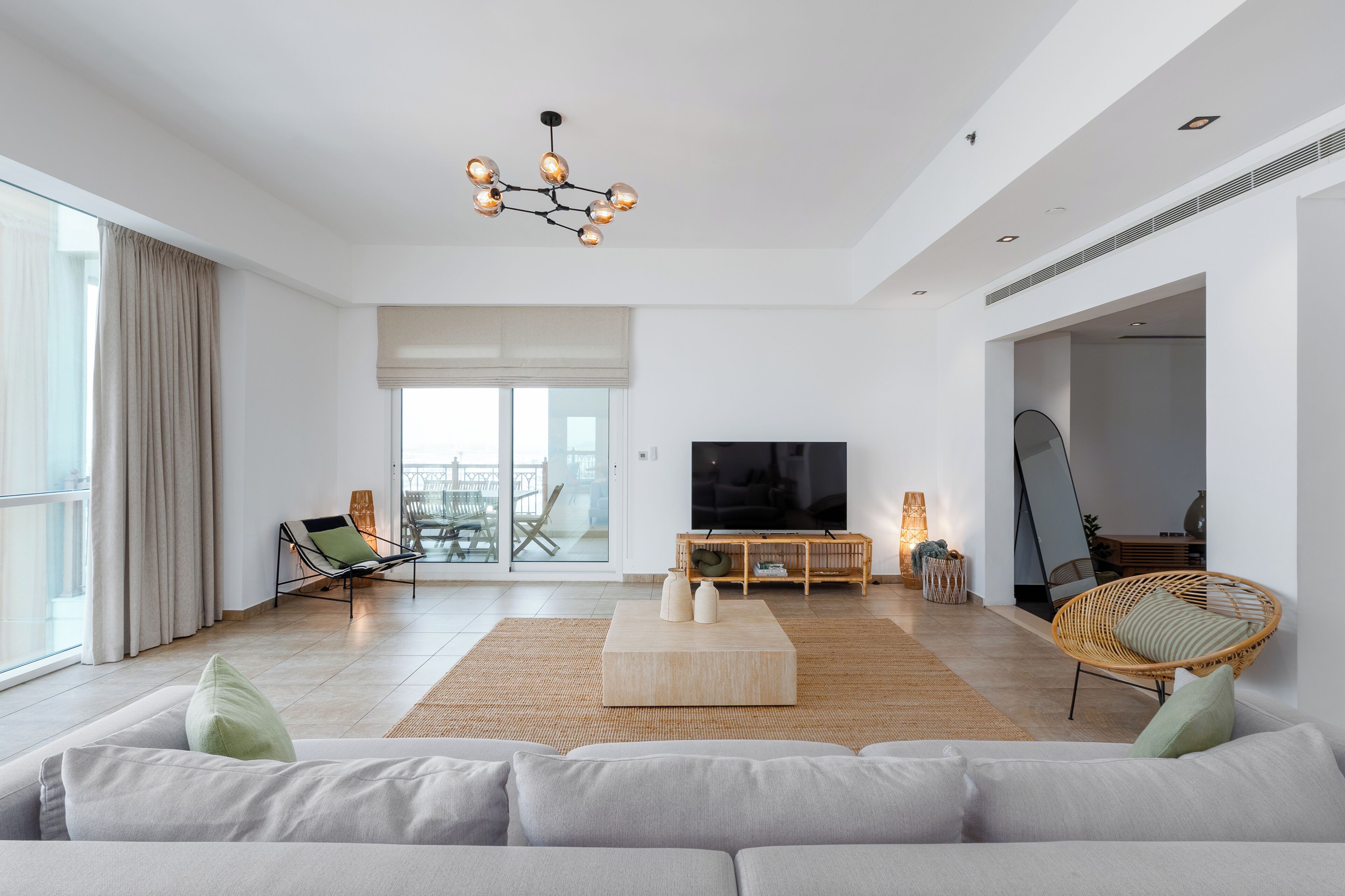 Departamento de lujo, 3 habitaciones, balcón, vista parcial al océano | Área de sala de estar