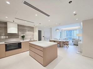 Classic Apartment, 2 Bedrooms, Balcony, Partial Sea View | Private kitchen - Marina Residence - Mint Stay (Dubai)