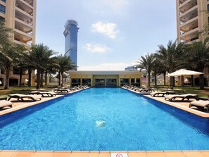 Outdoor pool - Marina Residence - Mint Stay (Dubai)