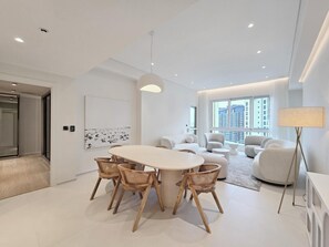 Departamento clásico, 2 habitaciones, balcón, vista parcial al mar | Área de sala de estar