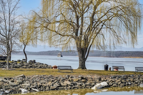 Walkable Stay Near Hudson River, Dining & Shopping