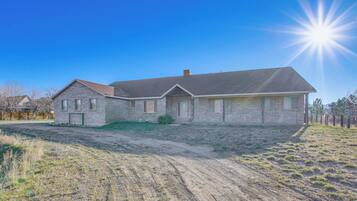 House (4 Bedrooms) | Front of property