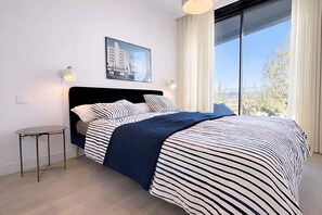 Tabla de planchar con plancha, wifi y ropa de cama 